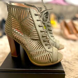 New nwt Mix No 6 Priamo Women Peep-Toe Synthetic Brown Bootie size 7 1/2